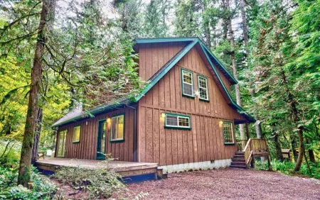 Cozy Cascade Cabin. Relaxing Hot Tub, Secluded, Spacious and Creek Nearby