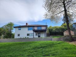 Safe neighborhood. Minutes to freeways, Downtown, and Airport.