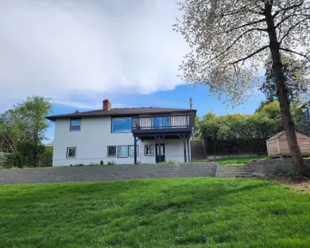 Safe neighborhood. Minutes to freeways, Downtown, and Airport. Hotels in Burien