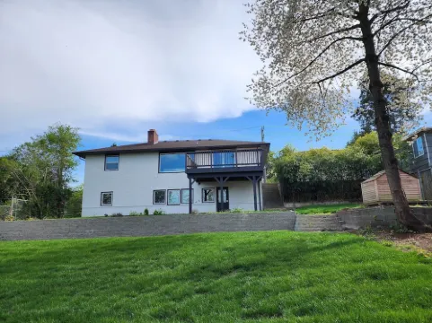 Safe neighborhood. Minutes to freeways, Downtown, and Airport.