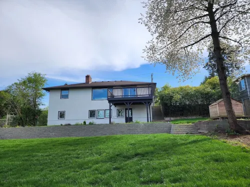 Safe neighborhood. Minutes to freeways, Downtown, and Airport.