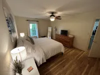 Spacious Lakehouse, Arcade Games, Huge Flat Yard, Premium Linens Included!