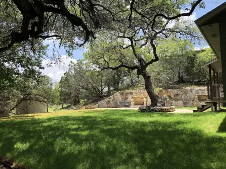 La Casita Verde Blanco on the banks of the river