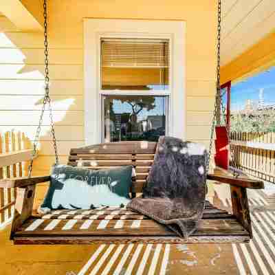 Downtown Two Bedroom Craftsman Home- 2 Minute Walk to the Plaza Others