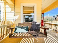 Downtown Two Bedroom Craftsman Home- 2 Minute Walk to the Plaza