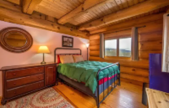 Luxury Log Cabin-Windham Mountain.  Amazing sunsets, large lawn, deck, fireplace