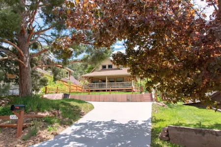 Relax near Glenwood Hot Springs -15 min walk Отели рядом с достопримечательностью «The Hideout at Glenwood Springs»