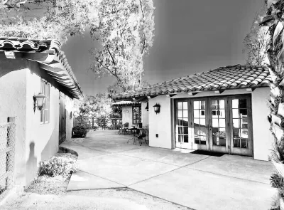 Detached casita in gated property. Family and pet friendly.
