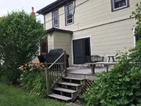Large, late 1800s home. Secluded, yet adjacent to downtown Bar Harbor. - con encanto