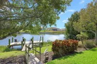 Beautifully decorated neighborhood home near beaches, dining, golf and fishing