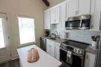 New Luxury 1BR Cottage in Downtown Auburn!