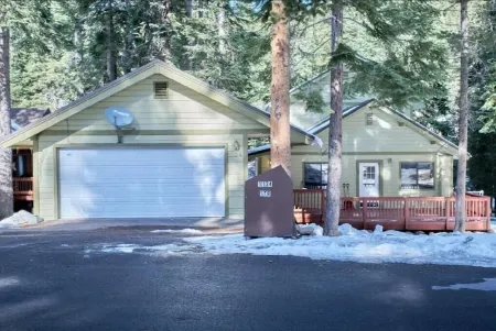 Modern house close to lake and ski Отели в г. Тахо Виста