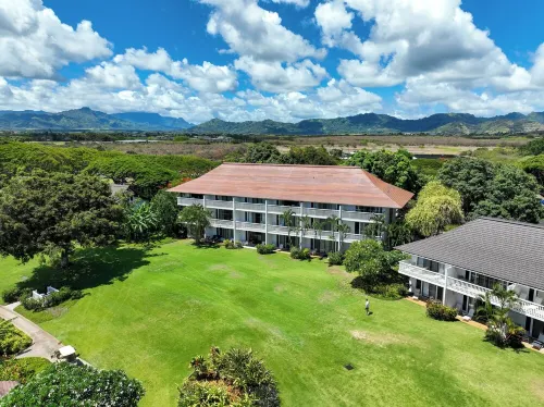 Newly remodeled with AC, gorgeous ground floor condo 87, 3 min walk to beach