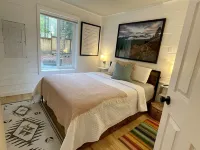 Mt Rainier One Bedroom + Loft Cabin with Hot Tub 애쉬포드 호텔