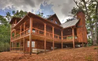 Luxury cabin! Designer decorated.  Incredible views! Amazing sunrise! Secluded!