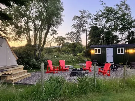Ballydorn Stay Shepherds Hut with a view Отели рядом с достопримечательностью «Somme Heritage Centre»