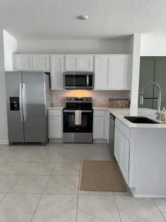 Town House + Garage,  located nearby Beachwalk Lagoon + Hub of St John’s Dining Отели рядом с достопримечательностью «World Golf Village»