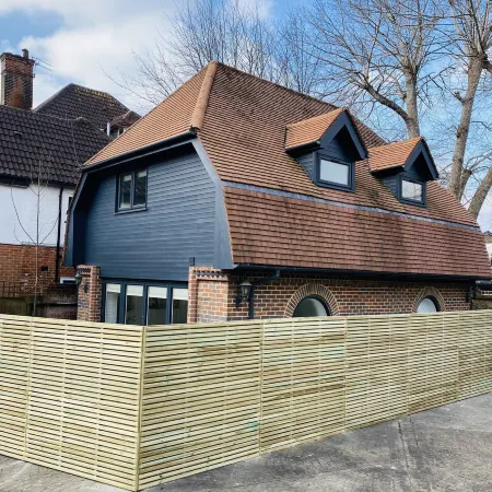 Cosy 2 bedroom detached home in Bromley with secure off-street parking