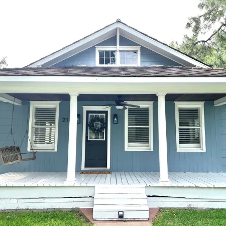 The Cardinal Cottage: Charming 1930s Restored Farmhouse In the Heart of Webster