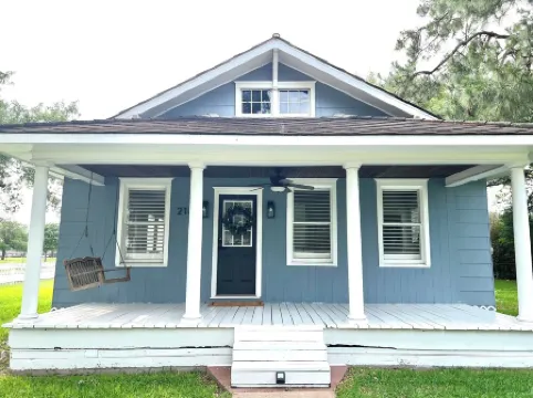 The Cardinal Cottage: Charming 1930s Restored Farmhouse In the Heart of Webster