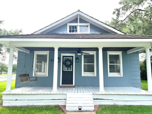 The Cardinal Cottage: Charming 1930s Restored Farmhouse In the Heart of Webster