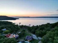 Fun Beachfront Retreat! Amazing View, Huge Covered Porch, EV Charger, and more! Hotel a Haskell County