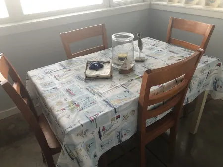 Adorable beach cabin within a few steps to a secluded beach! Отели рядом с достопримечательностью «Парк Отис Перкинс Дей»