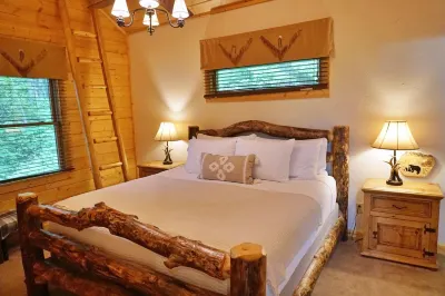 Maggie Valley Cabin w/ Deck & Mtn Views by Blue Ridge Pkwy Отели рядом с достопримечательностью «Santa's Land Fun Park & Zoo»