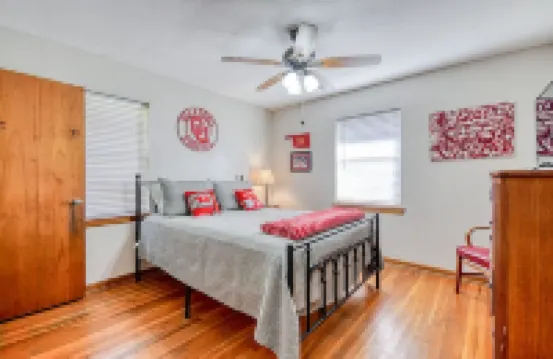 Vintage home in heart of OU country--uniquely decorated OK themed home--ATT wifi