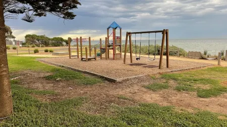 Well Equipped Family and Pet Friendly House 200m from the Beach with Real Fire