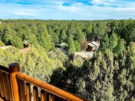 Gorgeous 2BR/2BA with Stunning Views and Great Location Отели в г. Шоу Лоу