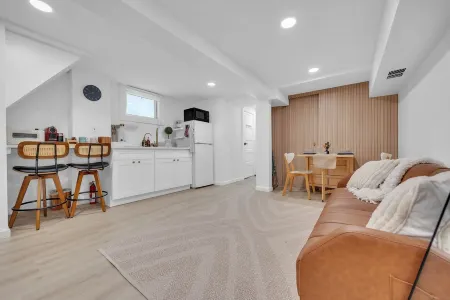 Affordable NYC Luxury: Warm & Inviting Stay, Walk to Riverside Views Отели рядом с достопримечательностью «SoJo Spa Club»