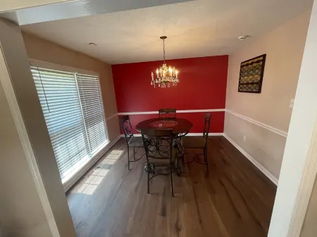 Cheerful 3 Bedroom House in a Quiet Neighborhood Отели рядом с достопримечательностью «Flint RiverQuarium»