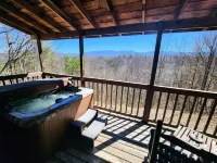 McKenzie Cabin: A Cozy Romantic Retreat with Mountain Views and Hot Tub