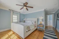 Gorgeous 5 Bdrm Home with Beautiful Bay Views in the Heart of Greenport Village Hotels in Greenport