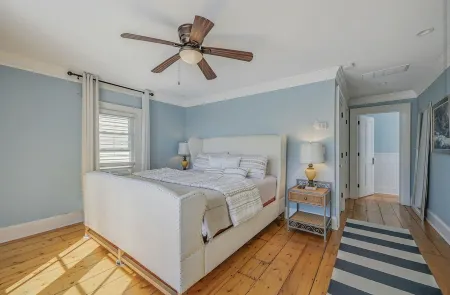 Gorgeous 5 Bdrm Home with Beautiful Bay Views in the Heart of Greenport Village Отели рядом с достопримечательностью «Peconic Cruise Line»