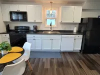 Style-Ish 2 bed lower with all season sun room Hoteles en Ishpeming