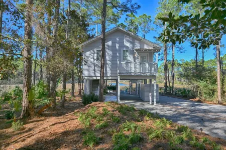 ★Luxuriously Romantic One-Of-A-Kind Treehouse w/Canoe, Fire Pit and More★