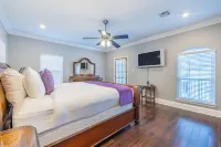 Garden District Upscale Home w/Gated Off-Street Parking & Streetcar Access