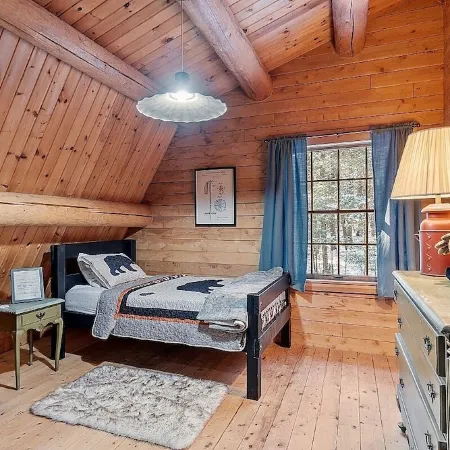 Private cabin on 3Acres with private hot tub! Lake access, Skiing, Snowmobiling!