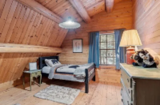 Private cabin on 3Acres with private hot tub! Lake access, Skiing, Snowmobiling!