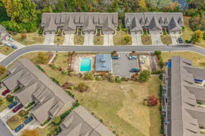 Cypress Creek Golf Retreat. Pool and Minutes from Downtown!