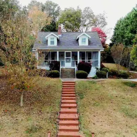 Closest to DOWNTOWN! Pet Friendly