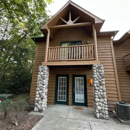 Cozy 2-bedroom cabin steps away from starved rock state park