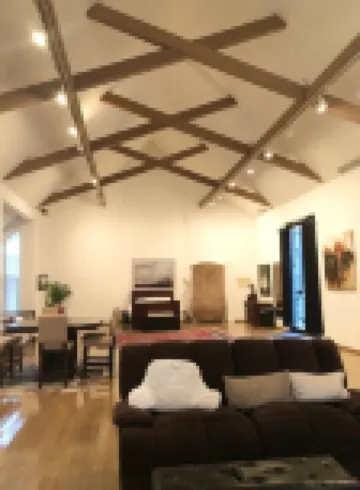 AMAZING HUGE GALLERY APARTMENT + FREE PARKING IN PRIME LOCATION