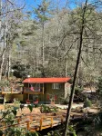 Creek side cottage with fire pit.  Walk to Cashiers. Dog friendly.