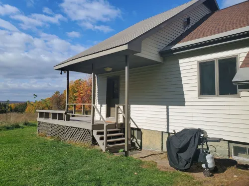 Unique Large House on 40 Acres, Great Views, Bass Pond, and Trails. Pets OK! Hotels in Chassell Township