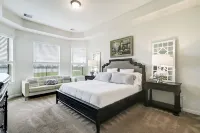 Elegant spacious home with water view. Prime location- Richmond, Katy, Houston, Rosenberg. Hotels near Cinco Ranch II Pavillion and Park at Spring Lake