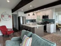 Charming 4-Bedroom Cottage on Fabulous Diamond Lake! Just Remodeled! WiFi & AC