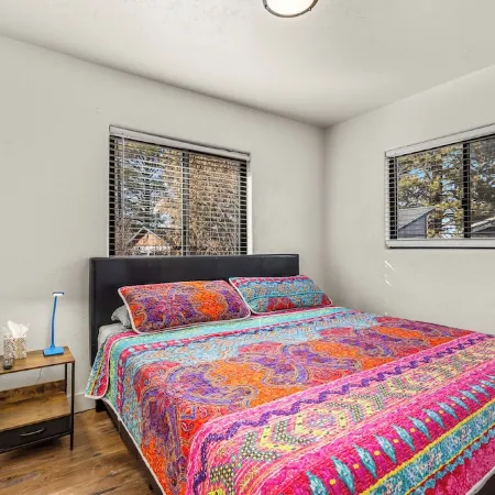 Route 66 Bodacious Bungalow w/AC, Fully Fenced Yard, W/D, 4 Smart TVs Downtown